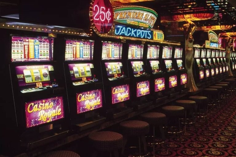 Filipino player accessing kingjl login live casino on a mobile phone